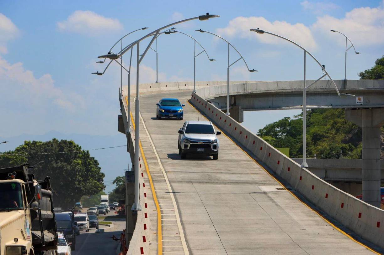 Conductores ya transitan por uno de los puentes del intercambiador del este de San Pedro Sula