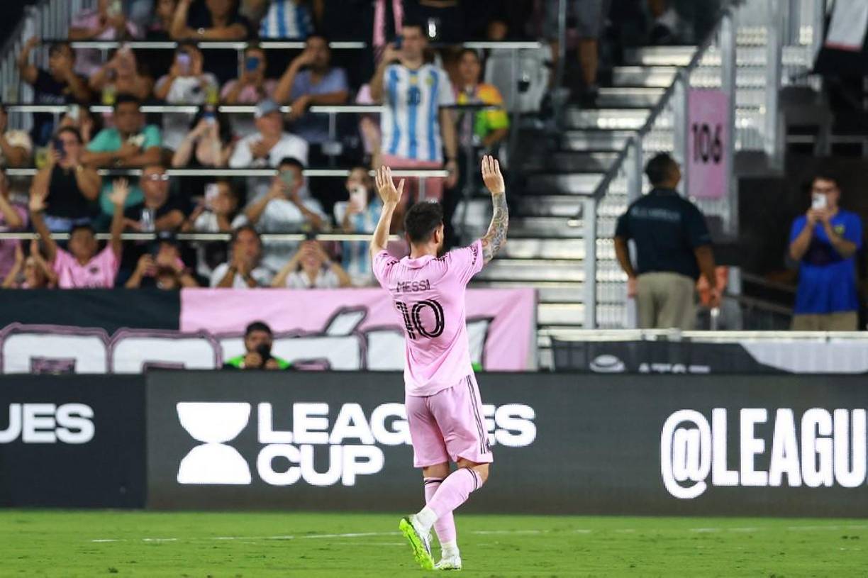 Con el partido ya en claro declive, <b>Messi</b> recibió una ovación en pie de los casi 20.000 espectadores al abandonar el césped en el minuto 77. En dos partidos con el Inter lleva tres goles y deja muchos motivos para soñar.