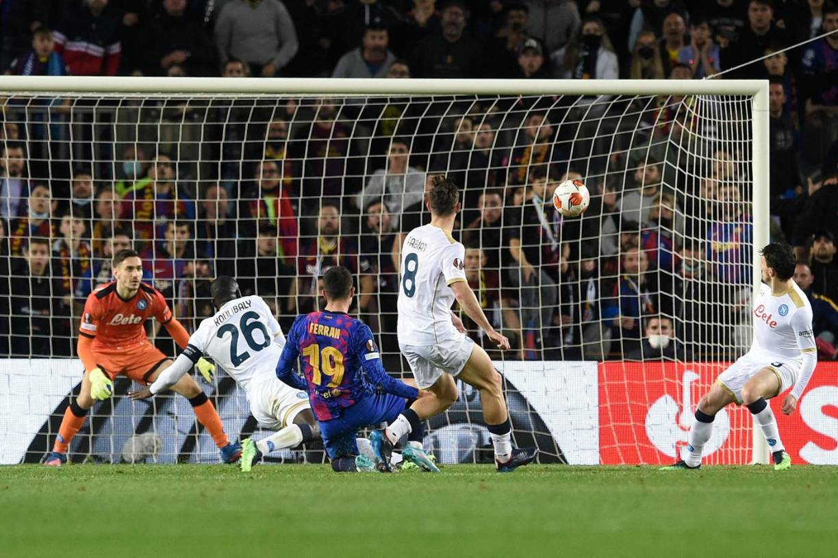 Otra ocasión que falló Ferran Torres frente a la portería del Napoli.