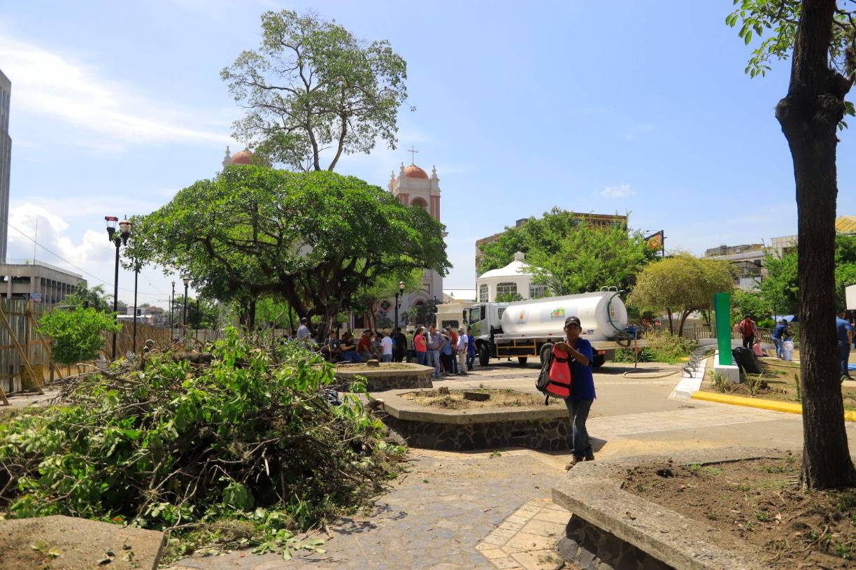 Una gran cantidad de sampedranos utilizan a diario el parque central, sin embargo, ven con buenos ojos que esté cerrado por mejoras.