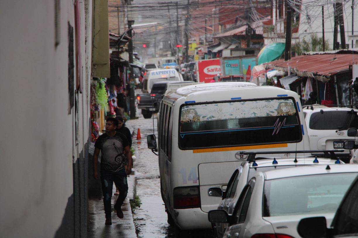 Los expertos de Cenaos indican que las lluvias se deben a los efectos indirectos del huracán Rafael y la influencia de la zona intertropical de convergencia. 