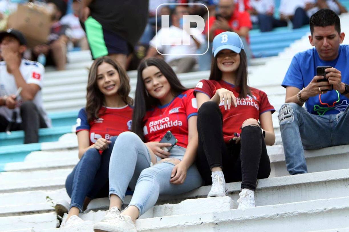 Espectáculo de la Ultra Fiel y bella presentadora: el ambientazo del clásico Olimpia-Real España