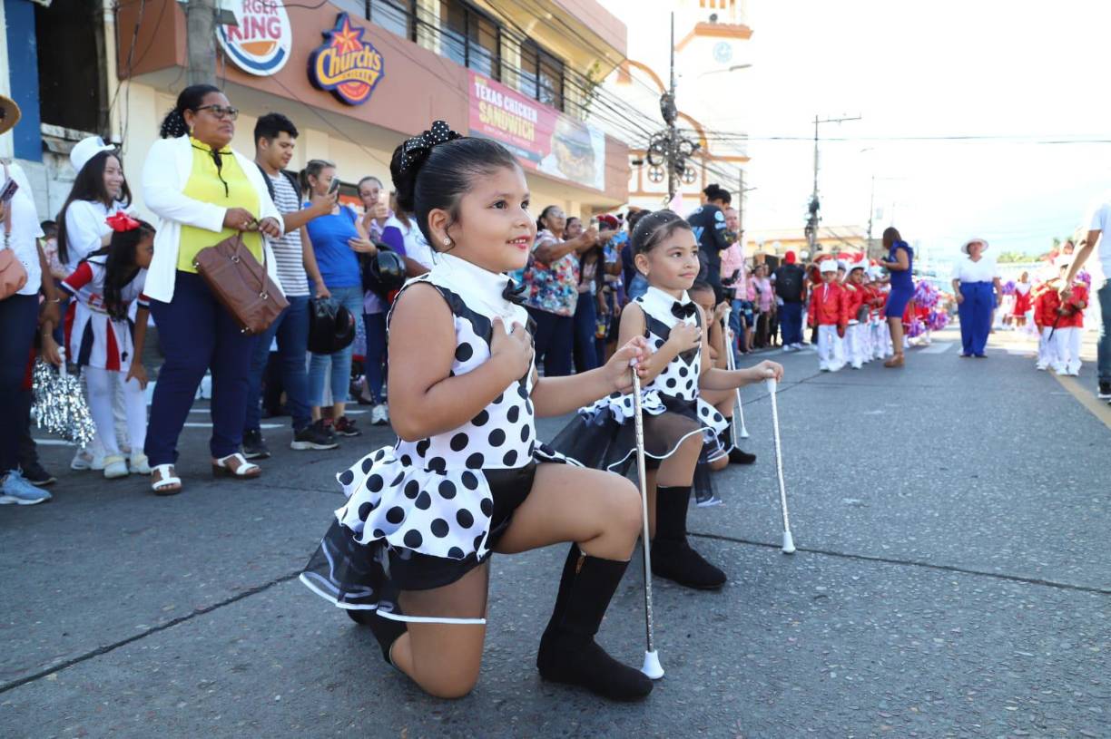 Los desfiles patrios son un evento en el que participa toda la comunidad. Desde grupos de voluntarios hasta organizaciones locales, todos se unen para celebrar la independencia de Honduras.