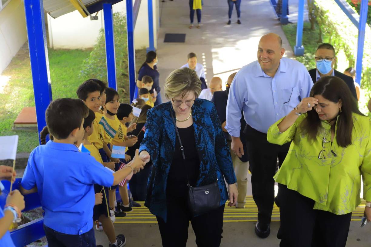 Dogu saludó a los niños que la recibieron en la entrada de la biblioteca.