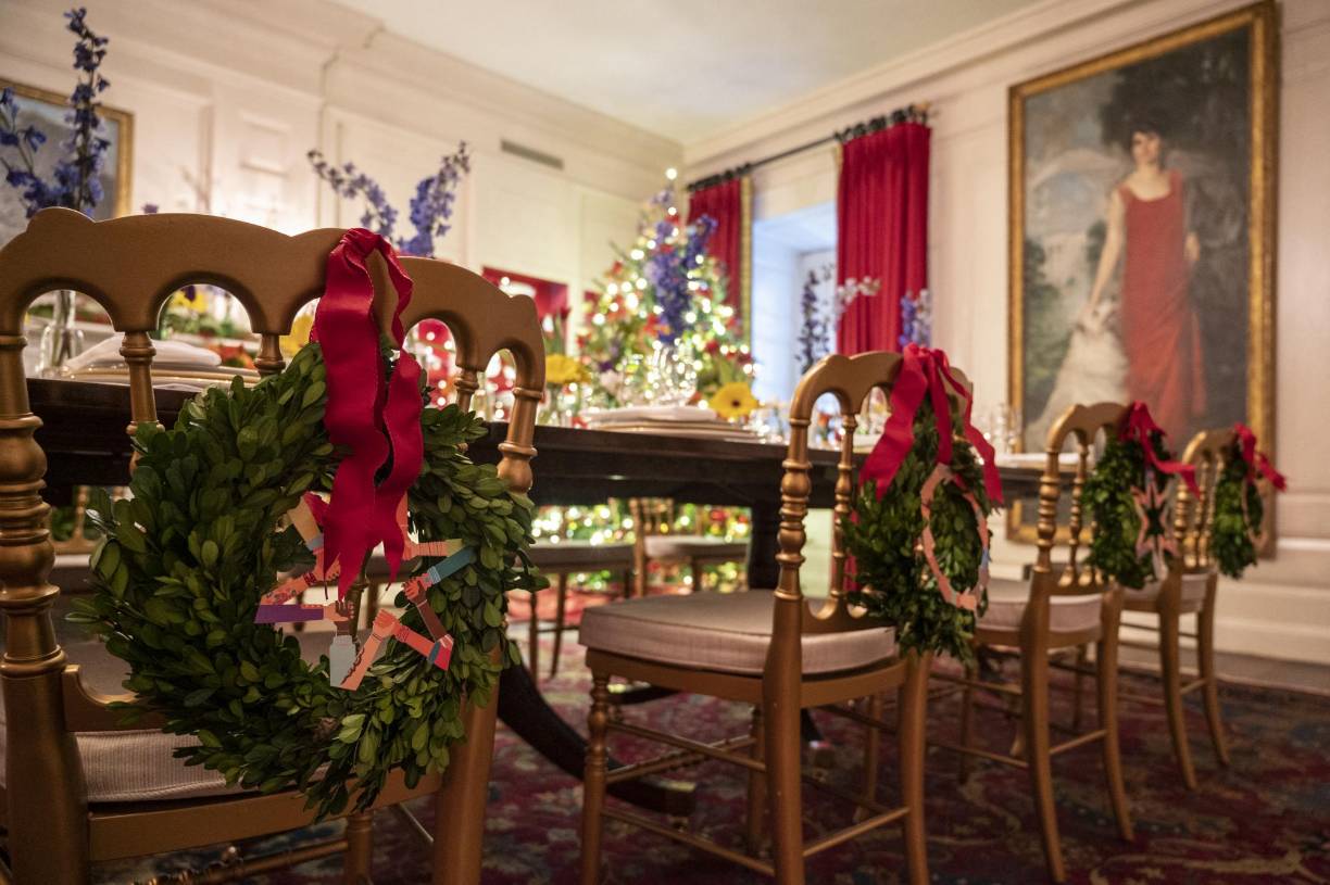 Regalos del corazón: Jill Biden exhibe la decoración navideña de la Casa Blanca