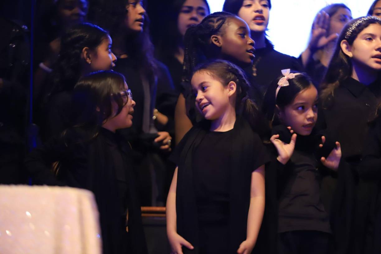 Al finalizar la ceremonia pudieron tomarse fotografías con sus familias, en un evento solemne.