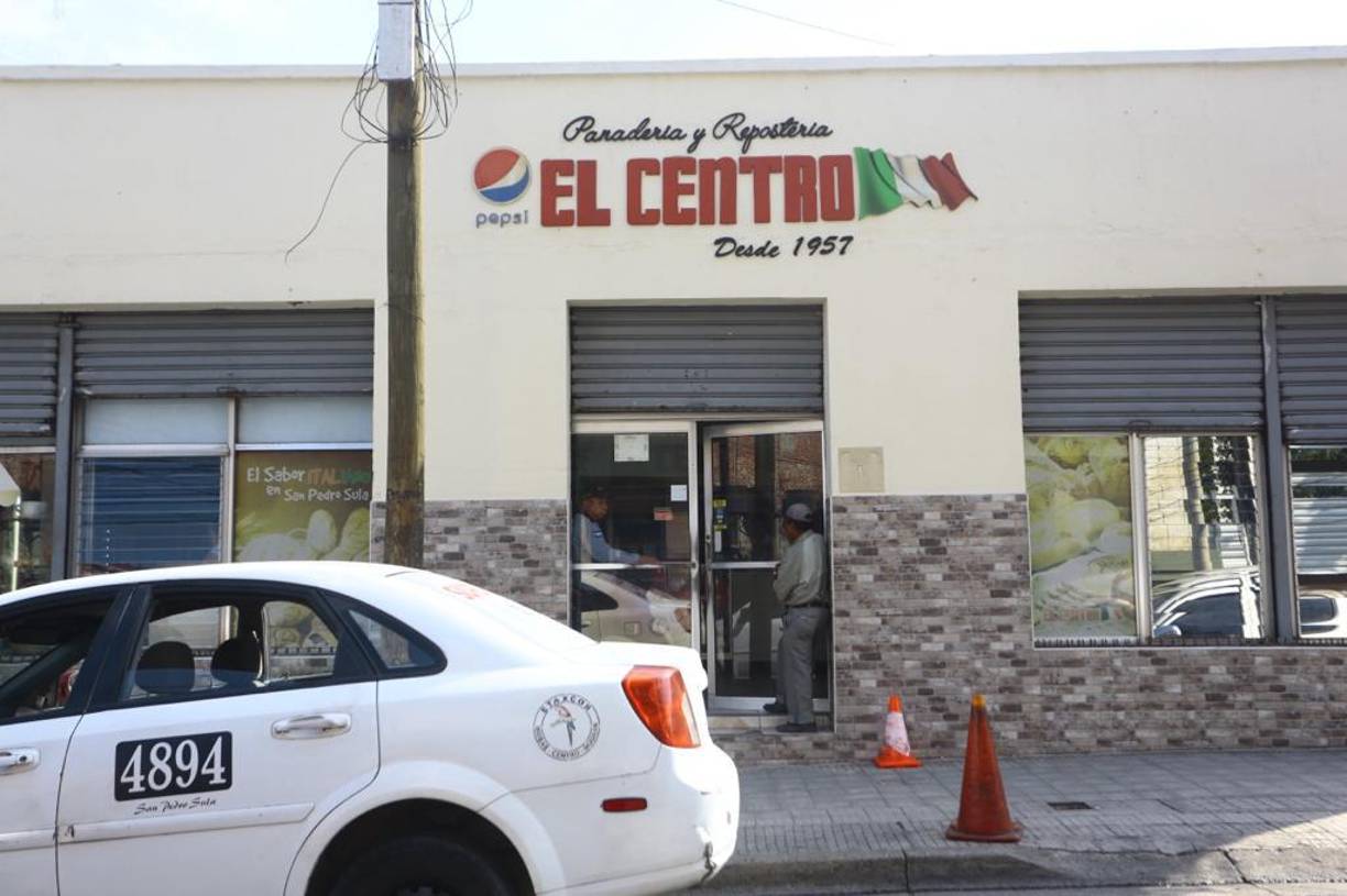 Panadería y Repostería El Centro fundada el 30 de diciembre de 1956 es otro negocio insigne de San Pedro Sula, se encuentra en la 2 calle, entre 6 y 7 avenida del barrio El Centro. Ahí encuentran variedad de pan, como semitas, cachitos, pan molde, lenguas, entre otros. Proveen a restaurantes y supermercados.