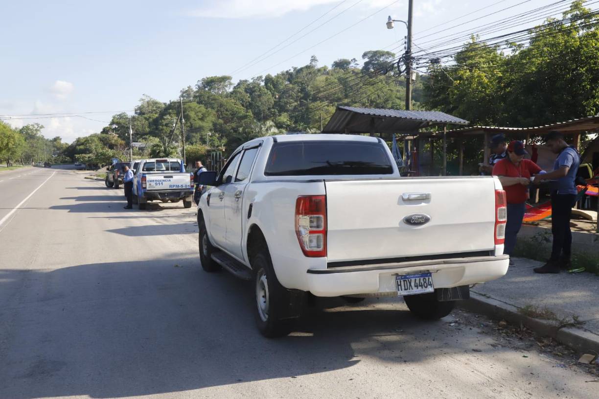 Los criminales dejaron abandonado una pick-up Ford Ranger. 