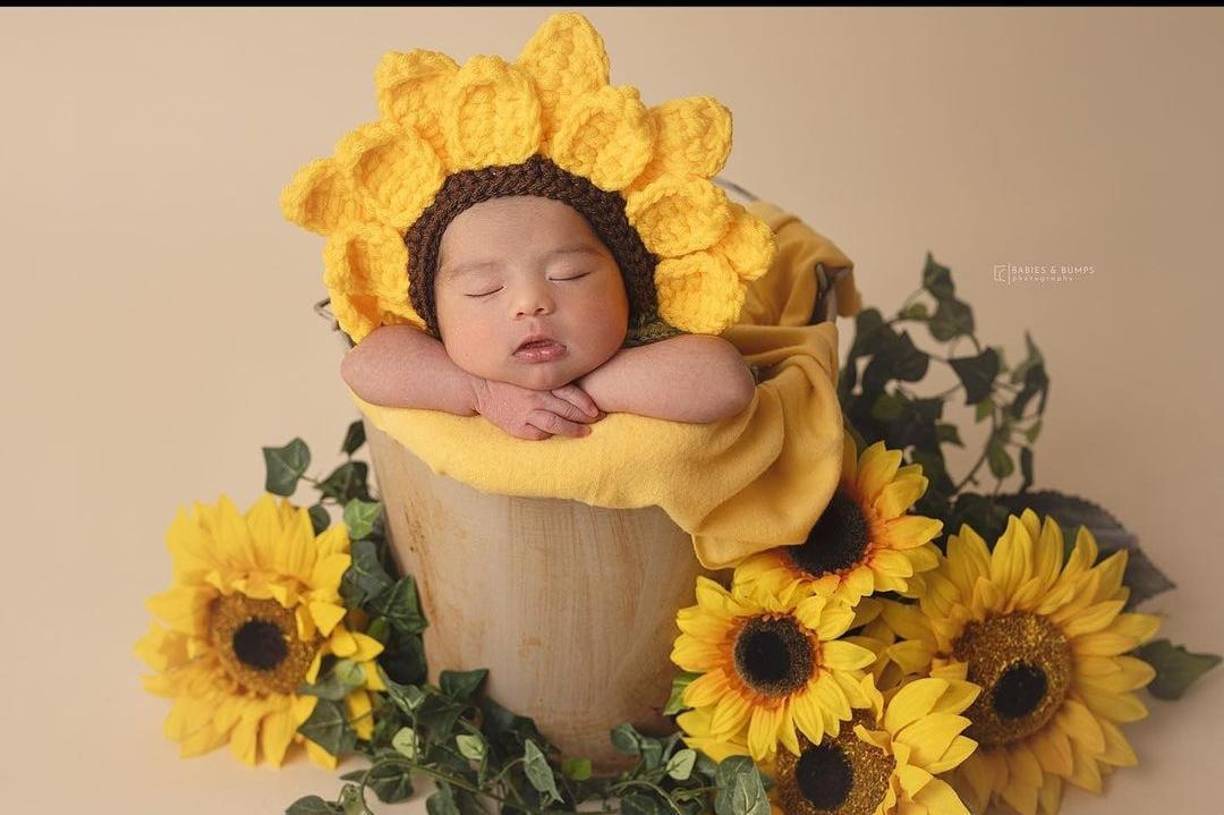 Luego con su siguiente sesión fotográfica el 21 de septiembre posando como una gran flor amarilla.