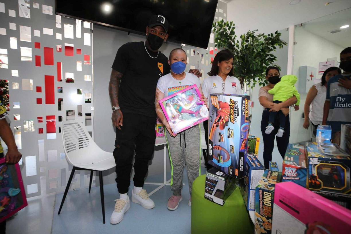 Pistas de carreras, balones de fútbol, carros, muñecas y otro tipos de juguetes entregó “El Romántico” en la Fundación Hondureña para el Niño con Cáncer.