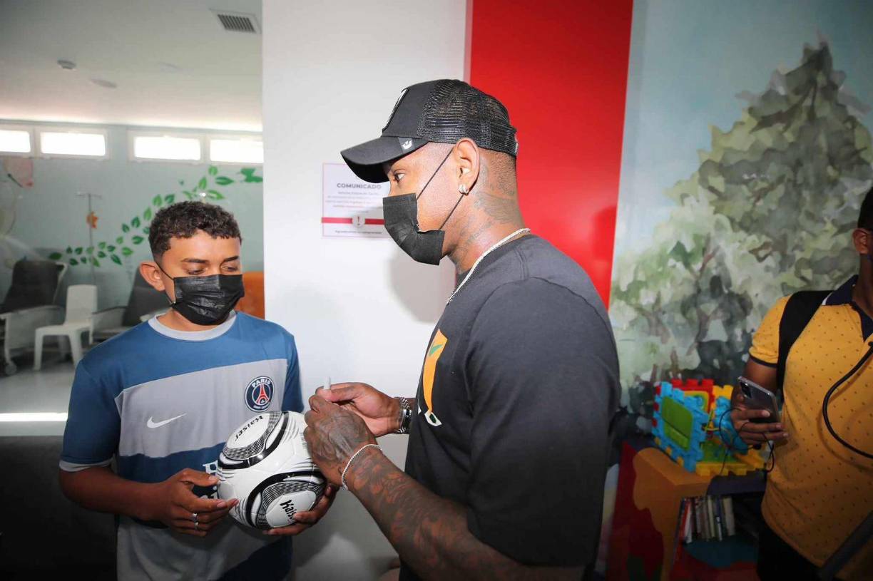 El catracho también aprovechó para firmar algunos autógrafos para algunos de los presentes. 