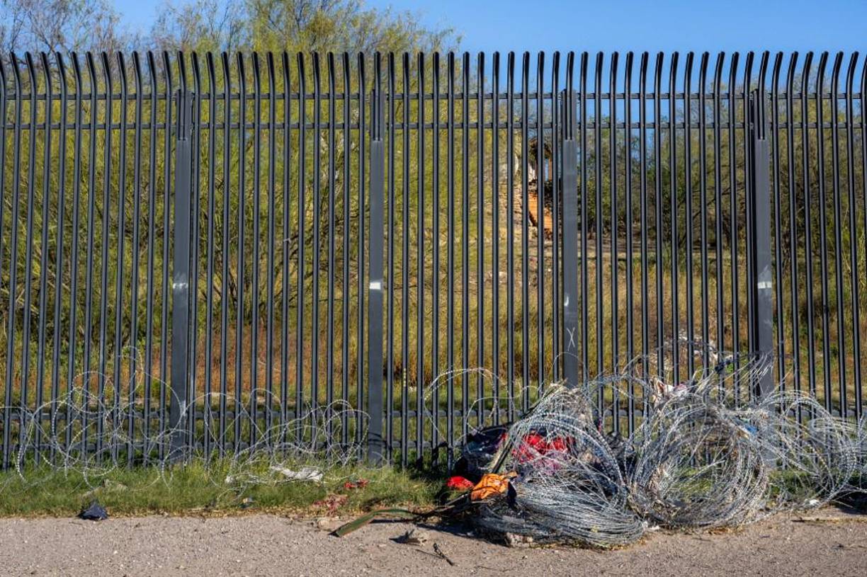  La ropa desechada se amontona cerca de alambre de púas en las orillas del río Grande en Shelby Park el 12 de enero de 2024 en Eagle Pass, Texas.