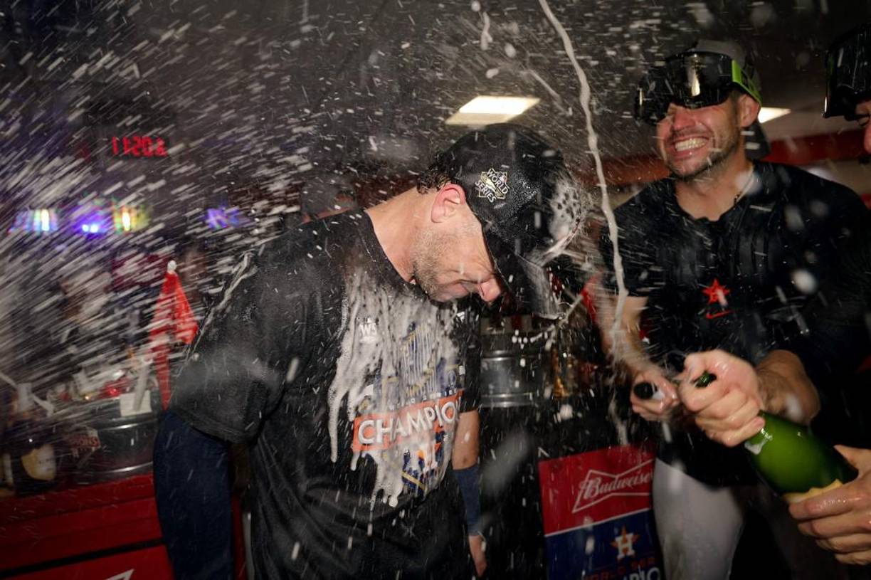 En el camerino se vivió una locura por parte de los Astros de Houston.