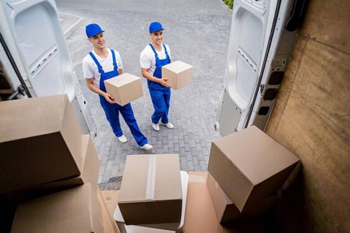 Muchos estafadores prefieren las transacciones a distancia para evitar contacto directo. Pueden ofrecerte envíos con etiquetas extrañas o destinos no confirmados. Siempre asegúrate de usar un servicio de mensajería confiable y evita enviar productos sin garantías de pago.