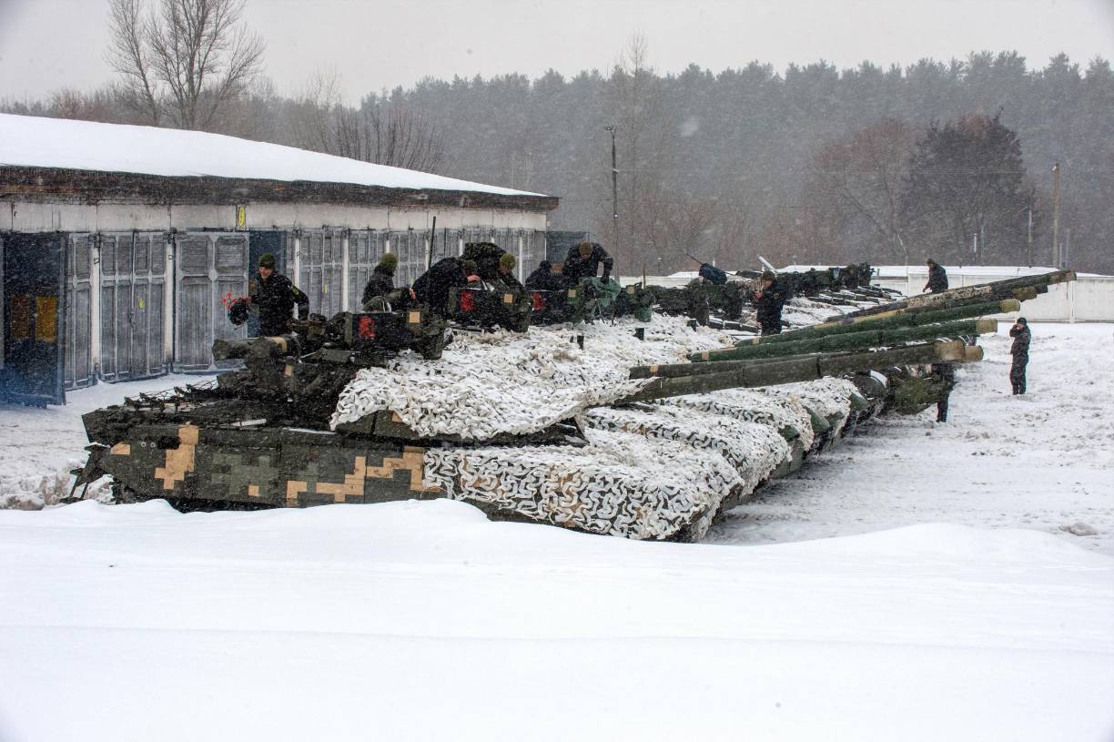 El Ejército ucraniano realiza maniobras militares en la región sur que bordea a Crimea ante el aumento de tensiones entre la OTAN y Rusia por el posible ingreso de Kiev a la Alianza Atlántica pese a las advertencias del presidente ruso, Vladimir Putin, que amenaza con una guerra.