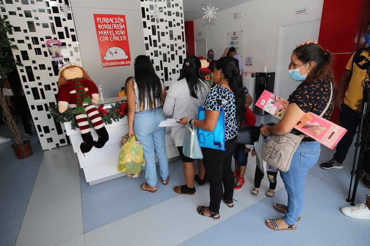 Entre balones, pistas de carrera, automóviles, dinosaurios, fueron algunos de los juguetes que regaló el jugador catracho.