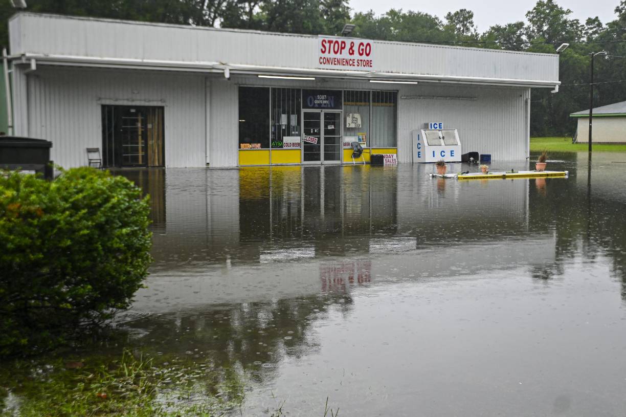 En el condado de Polleton y en Edisto Beach, ambas en Carolina del Sur, se han registrado lluvias de hasta 35 centímetros (14 pulgadas) y 30 centímetros (12 pulgadas), respectivamente, de acuerdo con el Servicio Nacional de Meteorología de EE.UU.