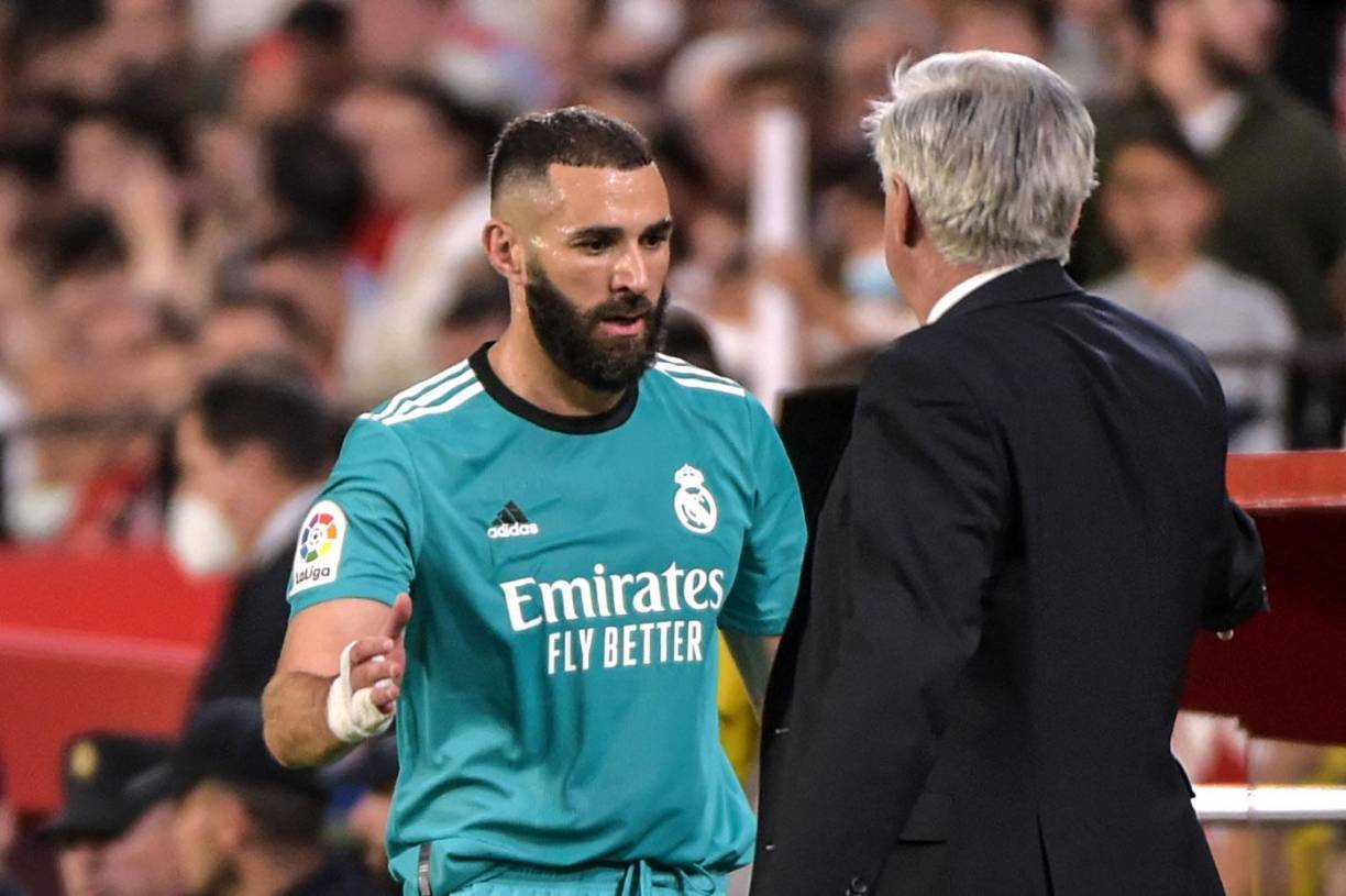 Tras el gol, Benzema salió de cambio y recibió la felicitación de Ancelotti.