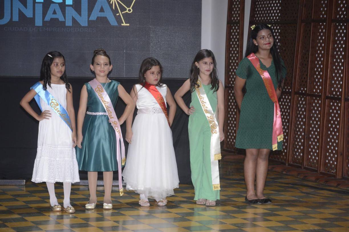 El evento comenzó poco después de las 7:30 pm y cada una de las cinco participantes se presentó ante el público que se congregó en el salón de la Plaza de las Banderas. 