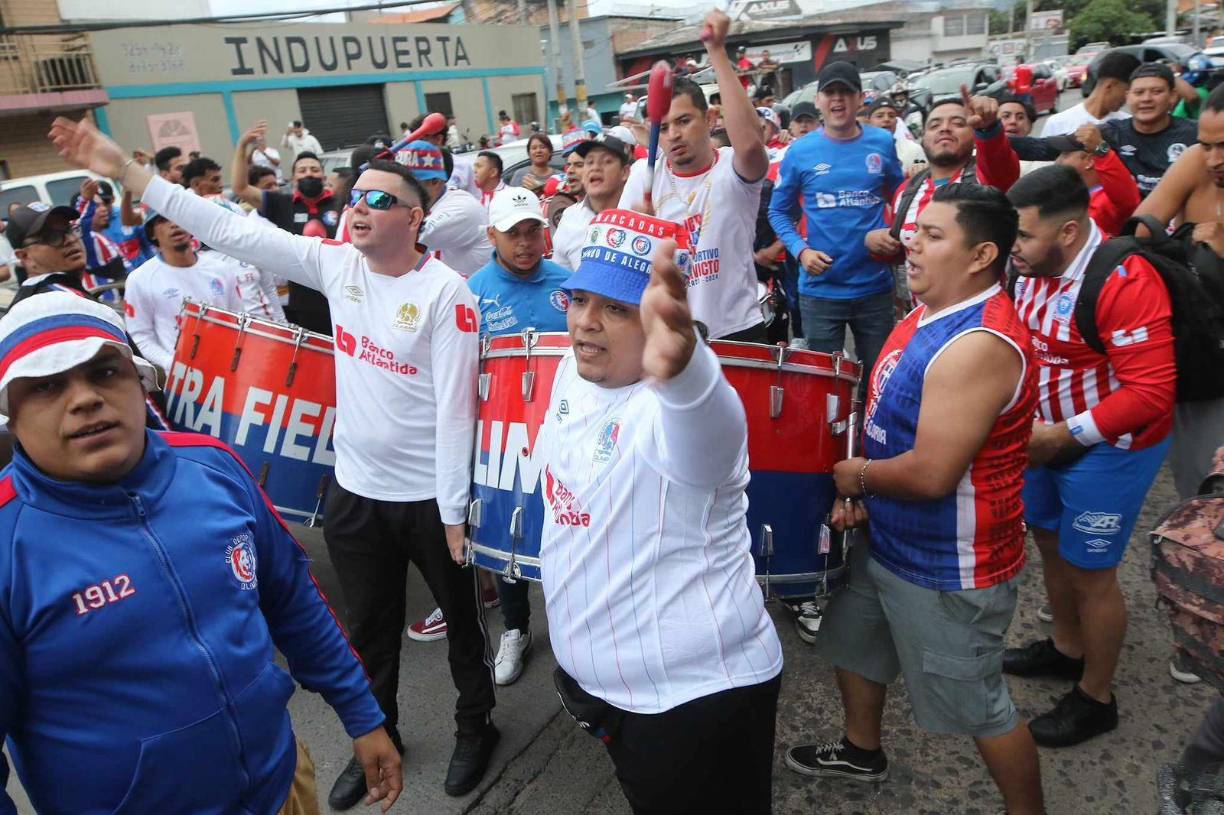 La Ultra Fiel como siempre llevando un tremendo ambiente en las previas de los duelos del León. 