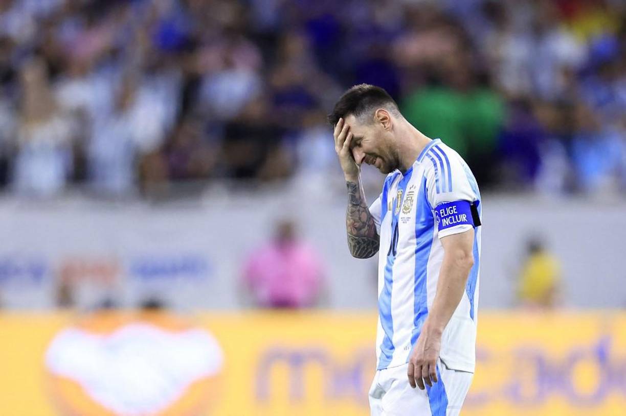 Messi lució desconsolado al errar su lanzamiento penal