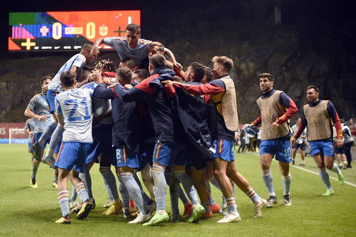 La celebración de los jugadores españoles tras el gol de Álvaro Morata.