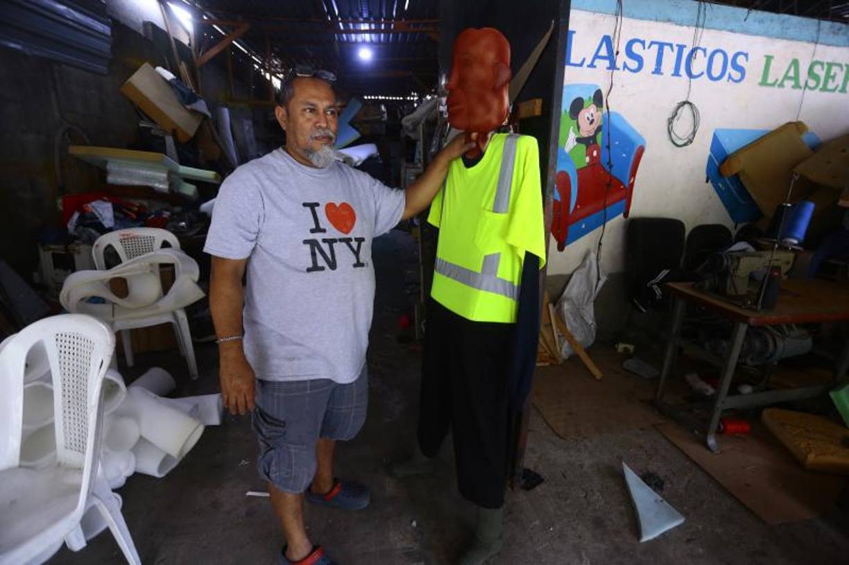 Agregó que cada año le dan “jocosidad al año viejo”, y que el objetivo como artesanos es “siempre manifestarnos pacíficamente por medio de estos años viejos para hacerle saber y sentir a los gobernantes todo el mal que hacen contra el pueblo”.