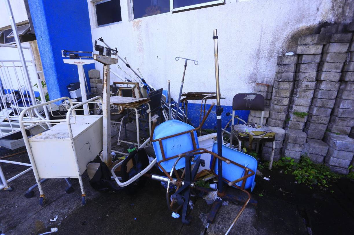 También hay algunos materiales como adoquines y mesas, y balanzas.