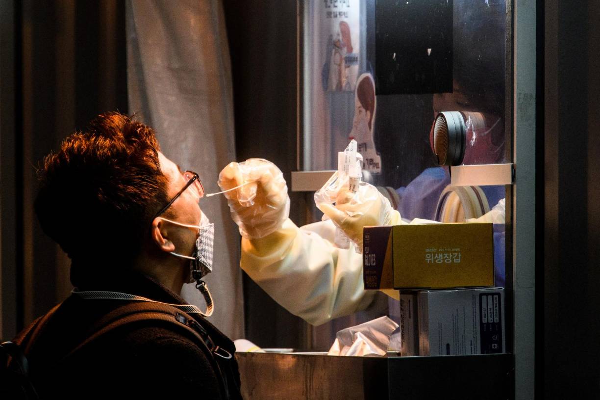 ¿Cómo se llama la nueva variante de Covid? El ministro de Sanidad de Sudáfrica, Joe Phaahla, informó esta semana que los científicos de la Red de Vigilancia Genómica del país descubrieron una nueva variante de covid-19, denomina B.1.1.529. Según la Organización Mundial de la Salud (OMS) está calificada como “variante bajo vigilancia”.