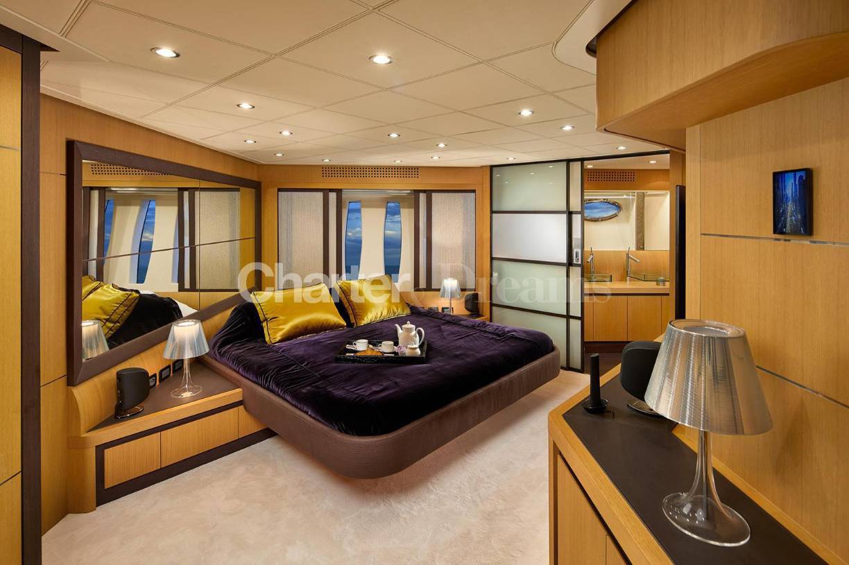 Según el sitio Coral Yachting , tiene 90 pies de eslora, lo que equivale a 27,40 metros aproximadamente, 6,23 metros de manga y dos motores de 2000 HP (caballos de fuerza) que lo llevan a alcanzar una velocidad de 45 nudos (83 km/h).