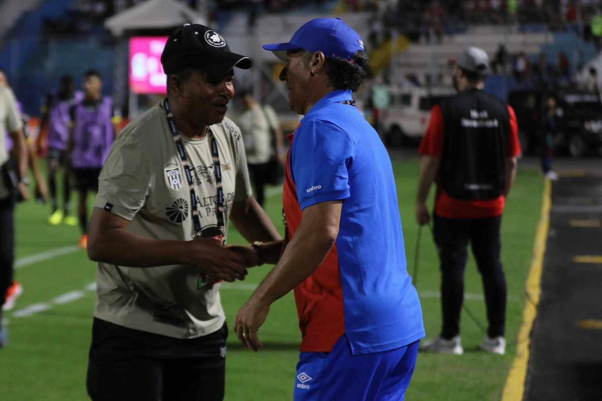 El saludo de Pedro Troglio, DT del Olimpia antes de arrancar el duelo de la Copa Centroamericana.