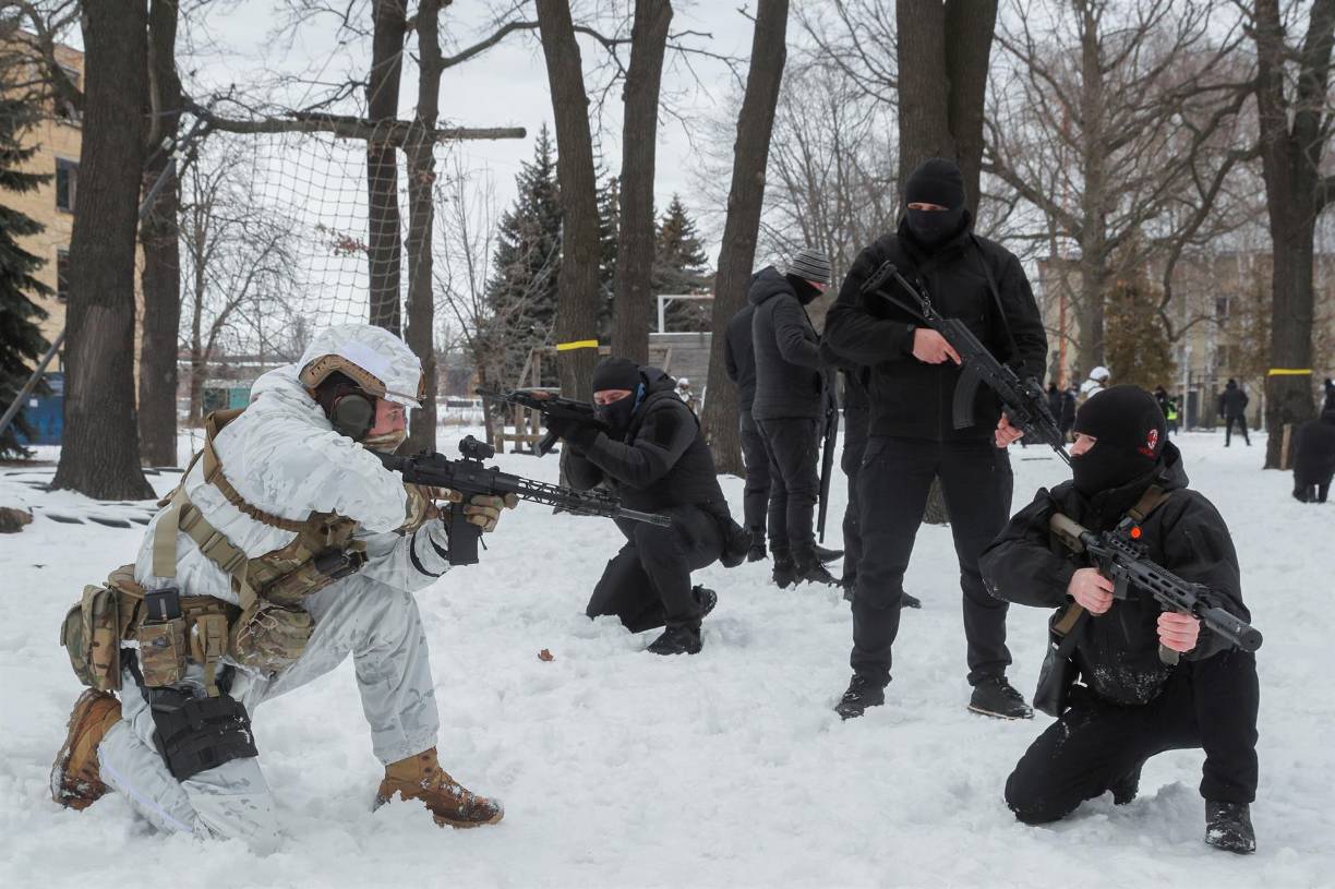 “Hoy nos enfrentamos a la mayor amenaza de un ataque ruso desde 2014”, explica a Efe el primer comandante del batallón ultranacionalista Azov, Andréi Biletski, en alusión a la anexión rusa de Crimea y la sublevación armada en el Donbás.