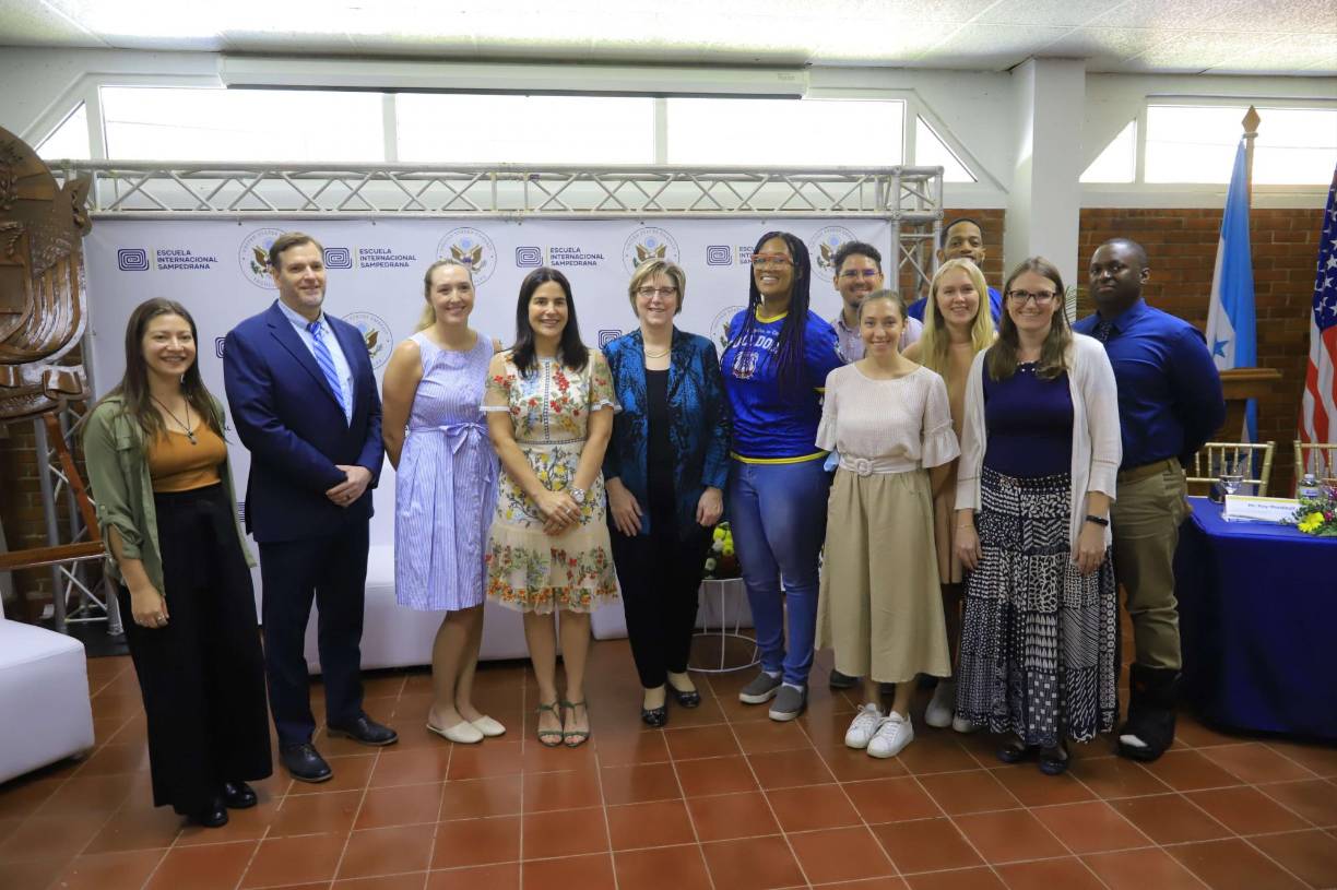 El staff de docentes extranjeros también aprovechó a tomarse fotografías con la embajadora.