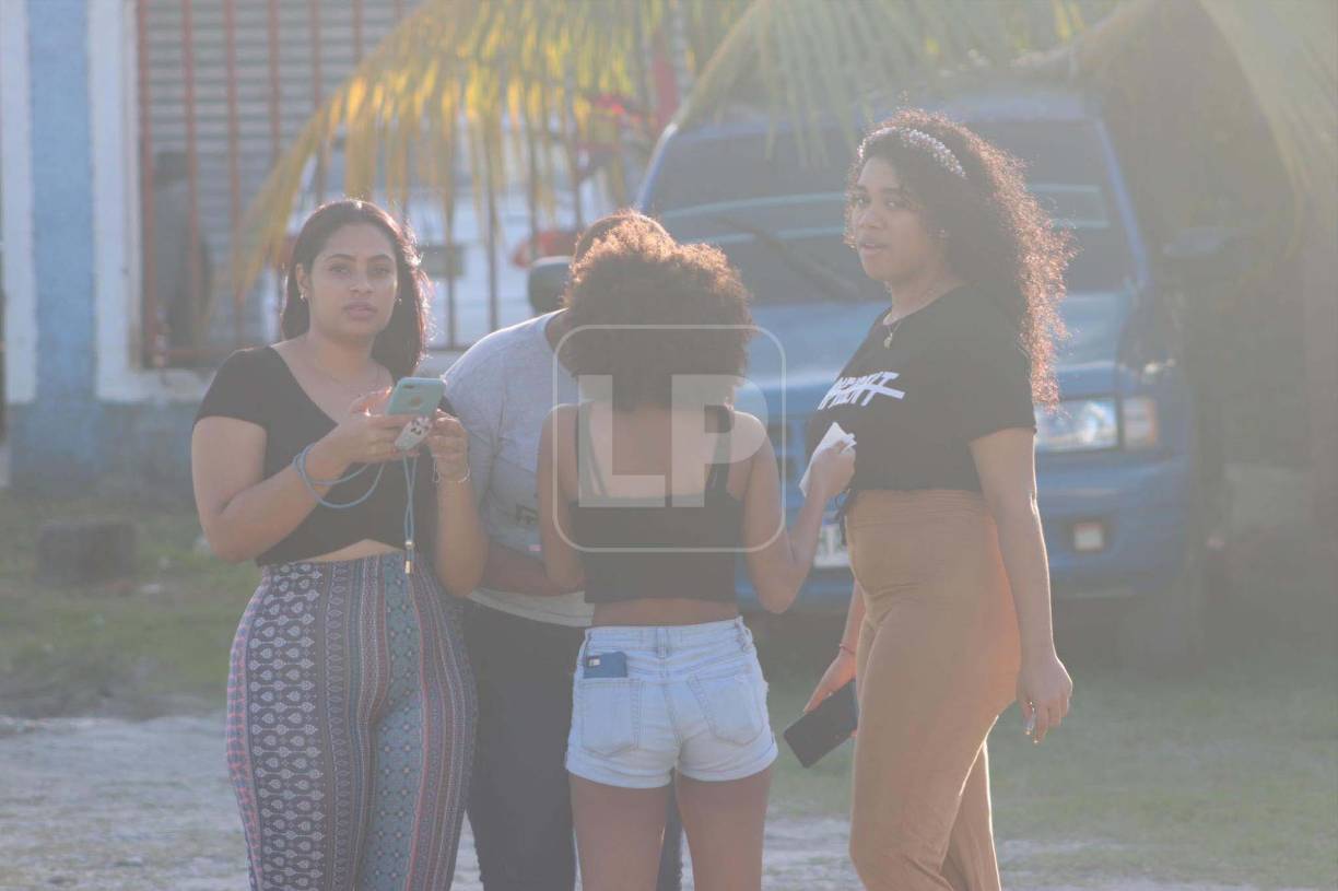 Este grupo de jovencitas fue de las primeras que acudieron al evento benéfico.