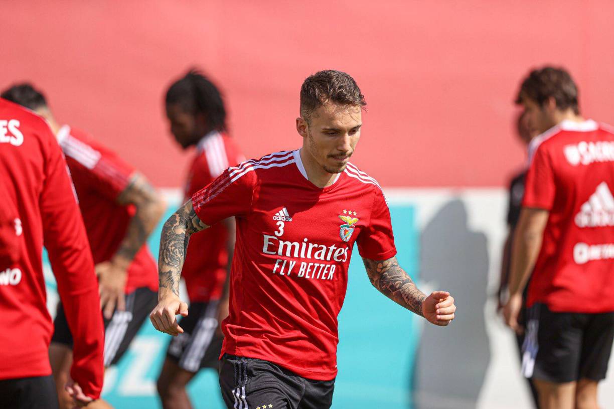 Según apunta ‘A Bola’, el Arsenal de Inglaterra está dispuesto a ofrecer 7 millones de euros al Benfica por el lateral izquierdo español Alejandro Grimaldo. 