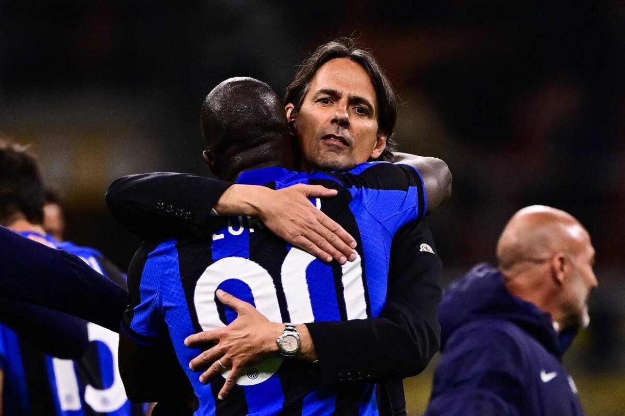 Simone Inzaghi reconoció que le hubiera gustado contar este curso con Romelu Lukaku, que rompió lazos con el Inter y negoció su fichaje por la Juventus. “Ya hablé de él y le agradezco lo que nos dio el año pasado. Lo pedí para la temporada pasada y lo hubiera querido de nuevo este año, pero eligió otra cosa. Me disgusta porque fue recibido por la familia del Inter de la mejor manera posible”, declaró el técnico en rueda de prensa.