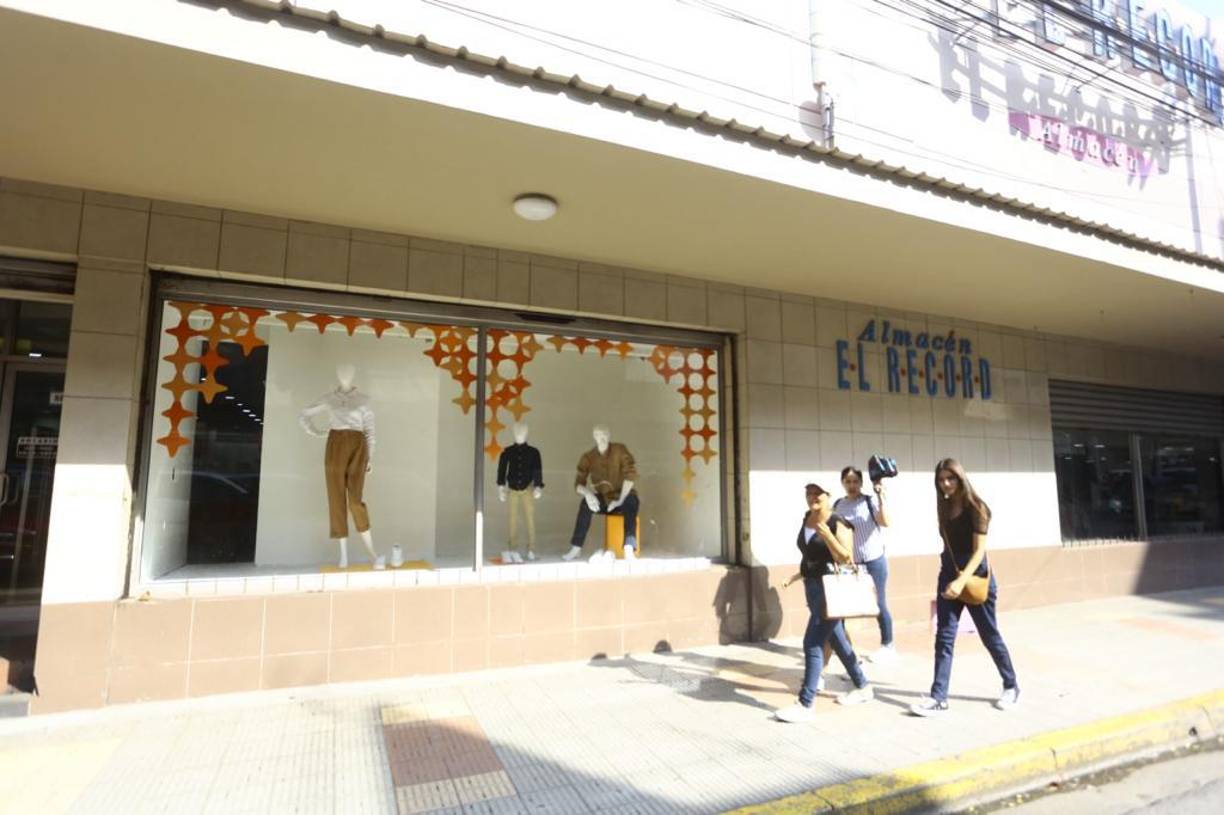 Sabías que Almacén El Récord tiene 82 años? “Por años fue el proveedor de ropa, calzado y accesorios para mi esposa, hijos y de este servidor, solo calidad”, comenta un usuario en redes sociales en una de las fotografías del almacén. En la tienda se pueden encontrar artículos de primera y de reconocidas marcas internacionales.