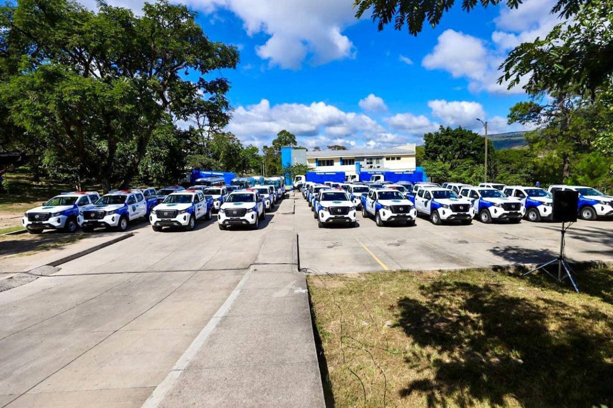 Las patrullas, camiones y buses que recibió la Policía estarán destinados a reforzar la seguridad en el país. 