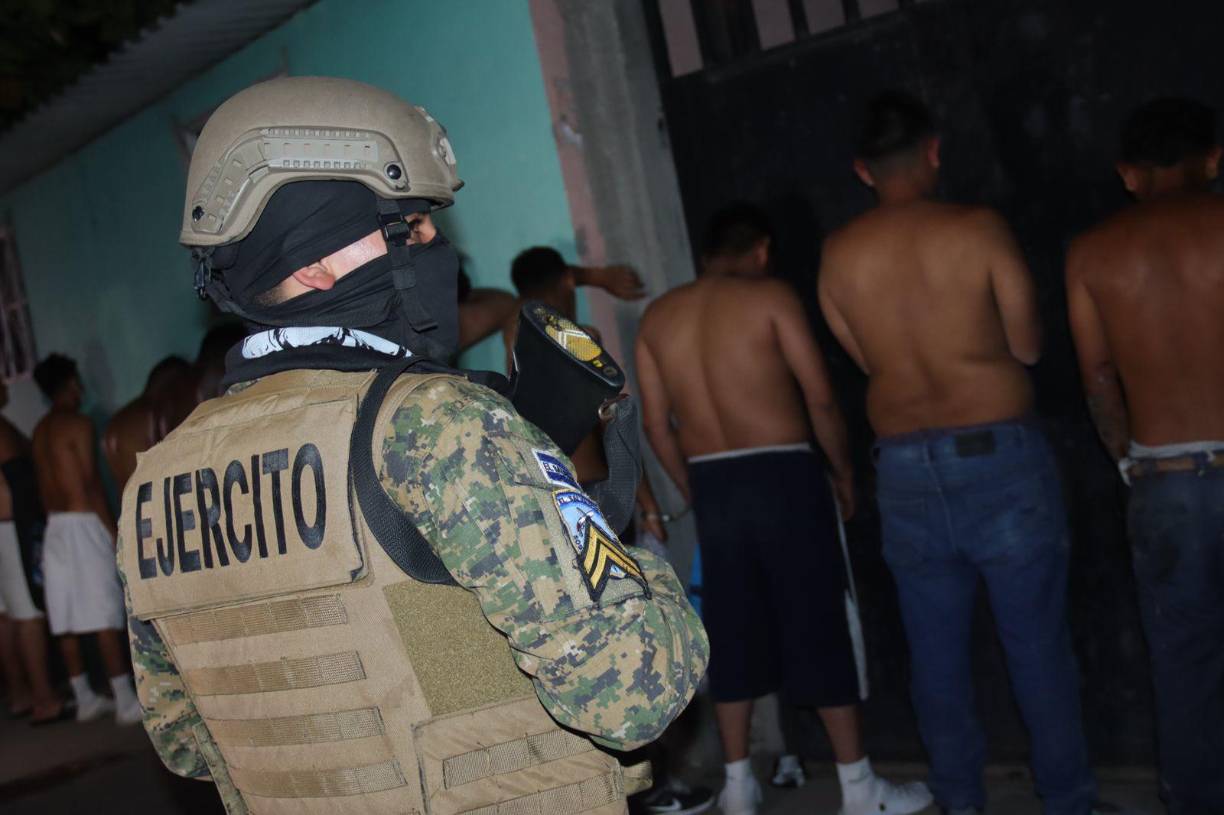 Sin sol, colchones y comida racionada: Bukele arremete contra pandilleros presos tras ola de violencia en El Salvador