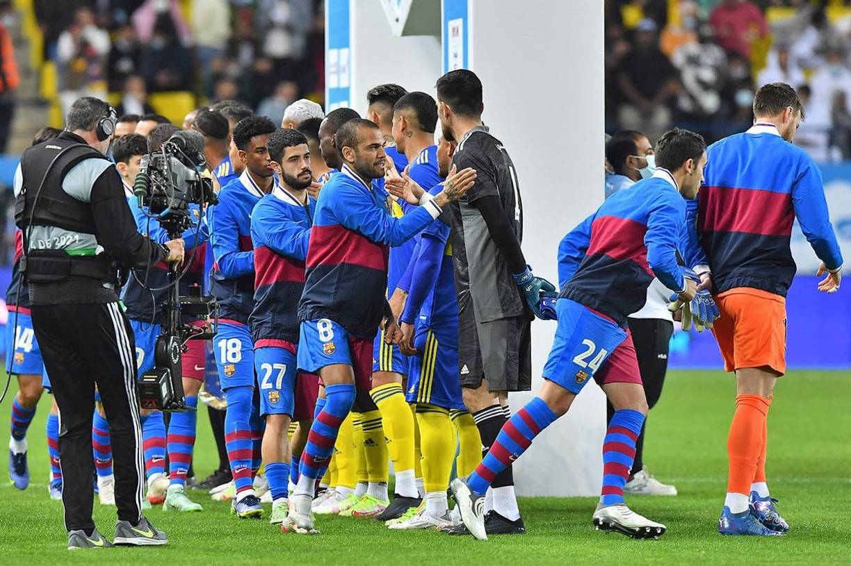 El saludo de los jugadores de Boca y Barça.