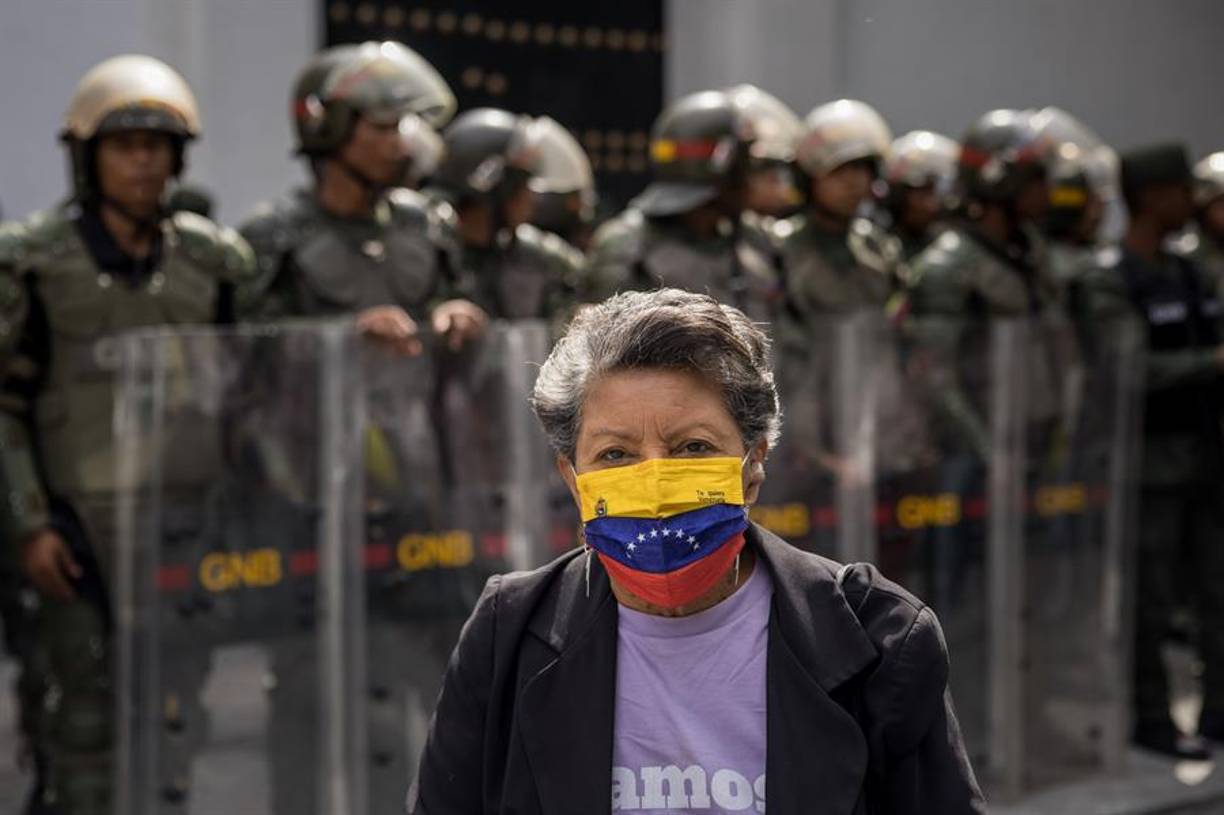 El despliegue de militares y policías se realizó tras el llamado de la líder opositora María Corina Machado para que “todos” los venezolanos salgan a las calles del país el 9 de enero, un día antes de la toma de posesión presidencial, que tanto Maduro como el líder antichavista Edmundo González Urrutia prometen asumir.