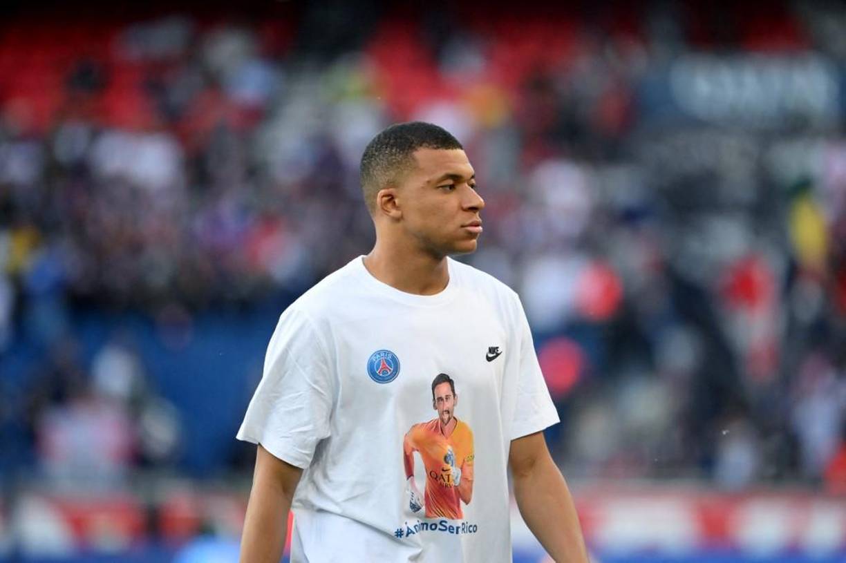 Bombazo. Kylyan Mbappé ha comunicado formalmente al Paris Saint-Germain que no prolongará su contrato, que concluye el 30 de junio de 2024, y el club se plantea traspasarle para que no salga gratis, informa L’Equipe.