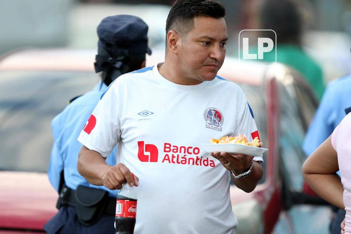 Y los aficionados aprovechan a cenar antes del partido con la rica comida.