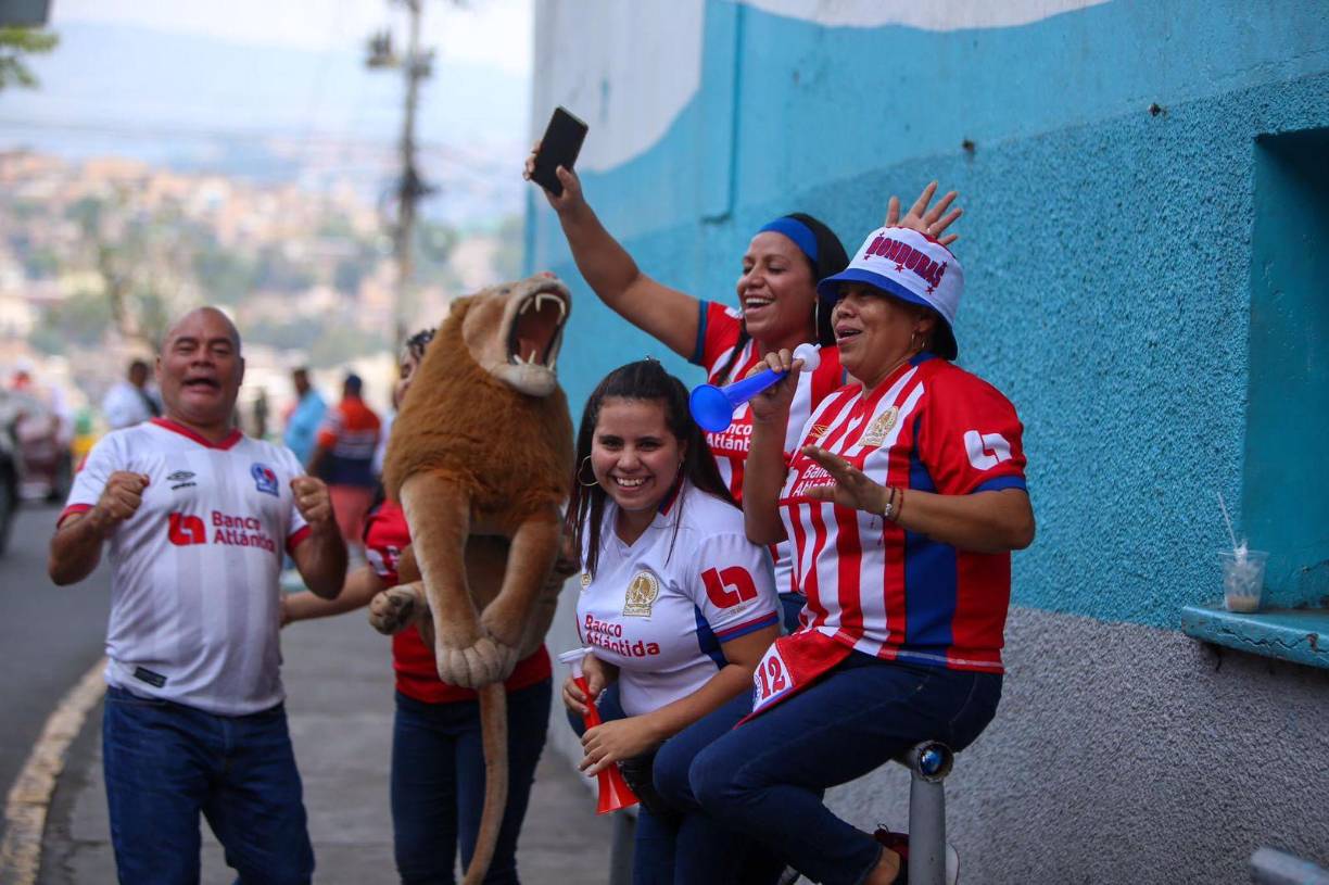 Con una gran emoción, estos aficionados estaban disfrutando de la previa en las afueras del coloso capitalino.