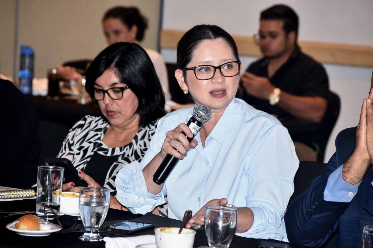 Scherly Arriaga mencionó que Mauricio Rivera no tiene la altura moral para pedir la renuncia de Zelaya Rosales de la coordinación de Libre. 