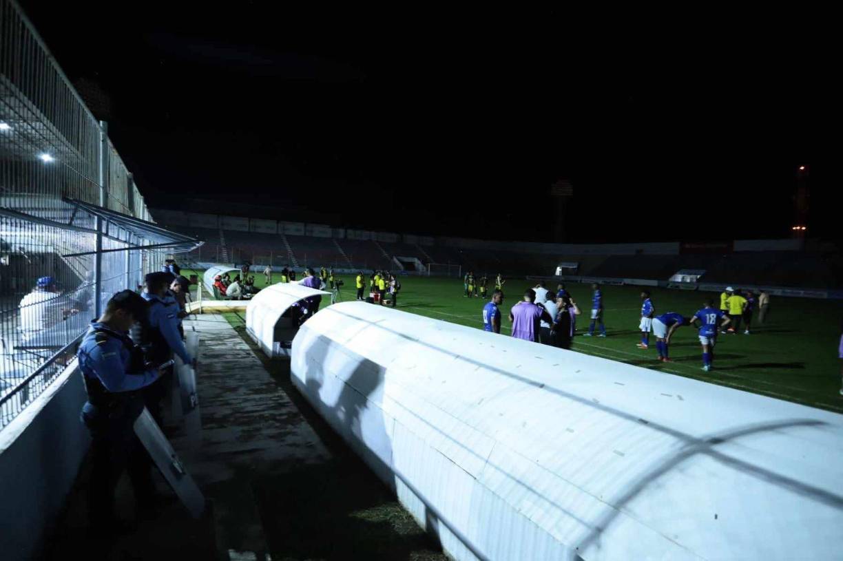 El juego se suspendió luego de que ambos equipos llegaron a un acuerdo con retirarse del engramillado, pero la Liga Nacional de Honduras no ha dado por finalizado oficialmente el cotejo al que le faltan 12 minutos reglamentarios. El juego se reanuda este domingo a la 1:00 PM.