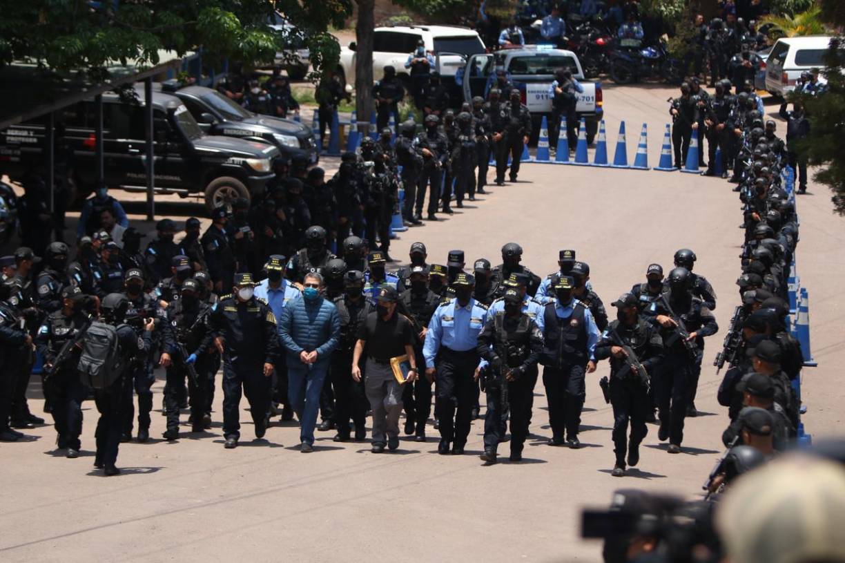 Vistiendo un chaleco azul, un patalón jean y gafas de sol, fue trasladado a la base aérea Hernán Acosta Mejía. 