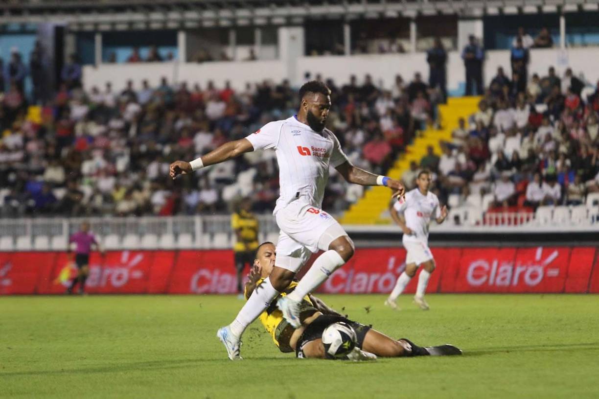 Jorge Benguché tratando de superar la marca de Devron García.