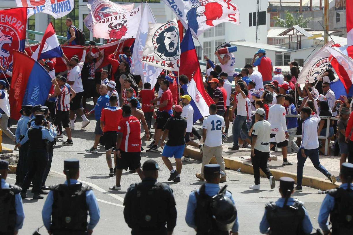 Sin embargo, previo al gran partido, las cámaras de OPSA hicieron un recorrido para disfrutar del gran ambiente en Tegucigalpa.