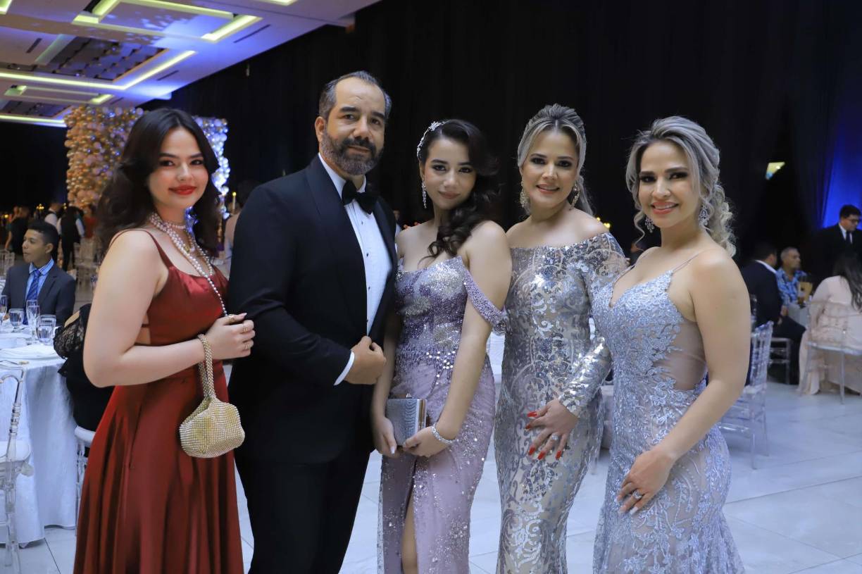 Seniors del Instituto Bilingüe Freedom festejan su fiesta de graduación